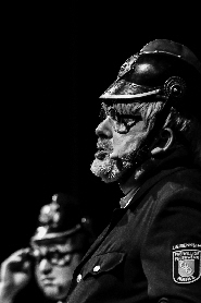 Feier is e' ernst Sach'